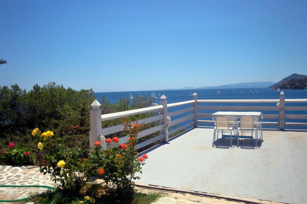 Kavos Bay Seafront Hotel Agia Marina  ภายนอก รูปภาพ