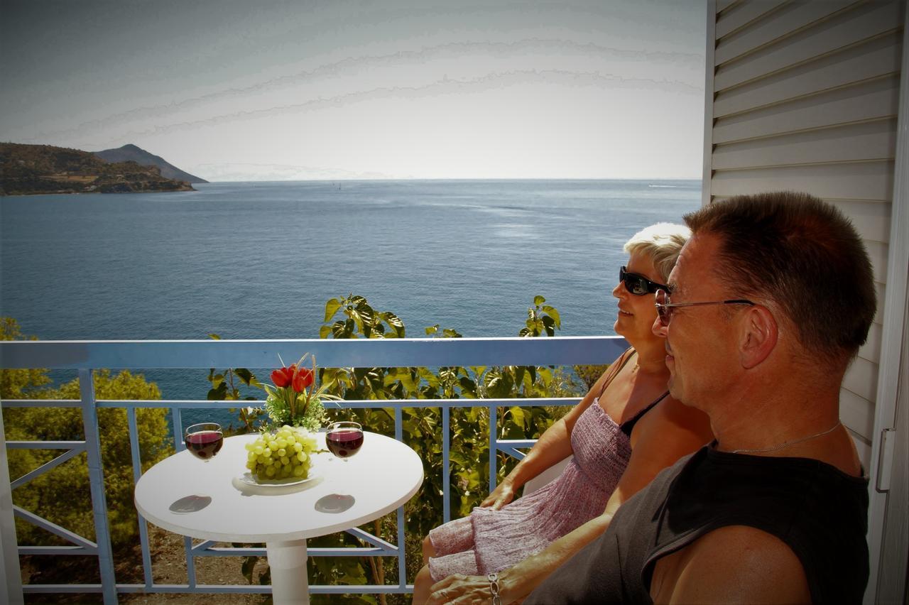 Kavos Bay Seafront Hotel Agia Marina  ภายนอก รูปภาพ