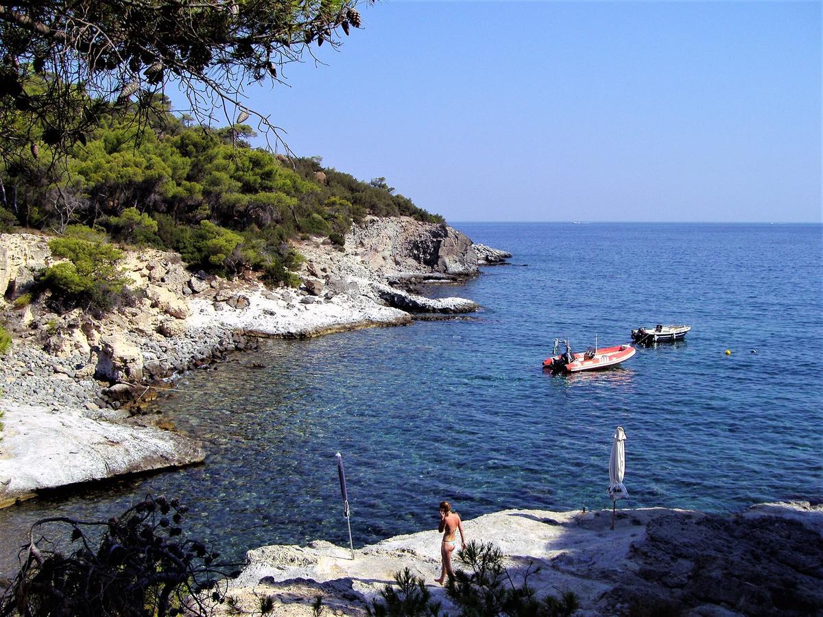 Kavos Bay Seafront Hotel Agia Marina  ภายนอก รูปภาพ