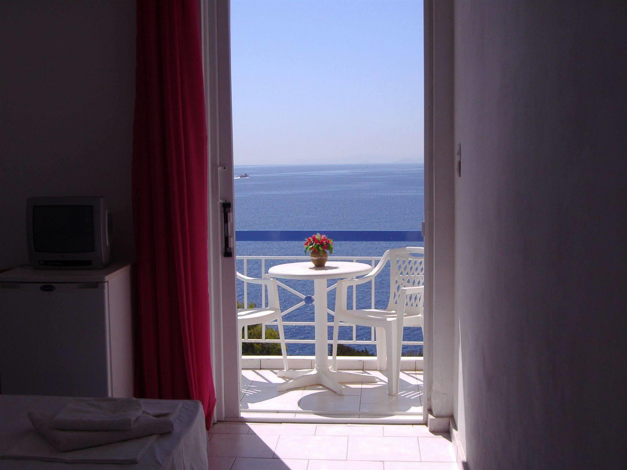Kavos Bay Seafront Hotel Agia Marina  ภายนอก รูปภาพ